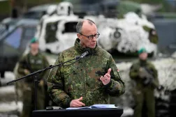 المستشار الألماني لدى عقده مؤتمراً صحافياً في قاعدة «باردوفوس» بالنرويج يوم 13 مارس (أ.ف.ب)