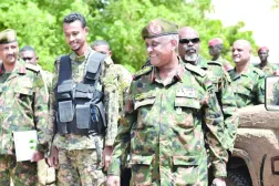 صورة متداولة للفريق ياسر العطا مساعد البرهان مع قائد ميليشيا «البراء بن مالك» الإسلاموية التي تقاتل مع الجيش 