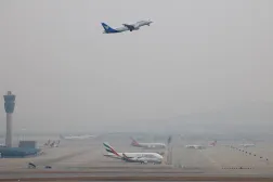 طائرة تابعة لشركة «طيران الإمارات» متوقفة في مطار بكوريا الجنوبية بعد إلغاء الرحلة نتيجة الحرب (رويترز)