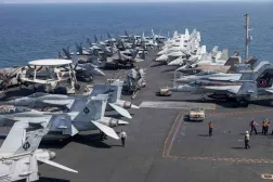 ABD Donanması askerleri ve uçakları, USS Abraham Lincoln uçak gemisinin güvertesinde (Reuters)