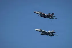 İran'a yönelik saldırılarda yer alan USS Abraham Lincoln uçak gemisinin üzerinde uçuş yapan ABD savaş uçakları (AFP)