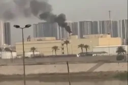 Dün bir İHA’lı saldırıya uğrayan ABD’nin Bağdat Büyükelçiliği'nden dumanların yükseldiğini gösteren bir videodan alınan ekran görüntüsü (AFP)