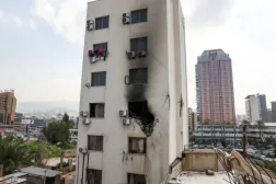 Bu ay içinde Beyrut’un Burc Hammud bölgesinde bir apartman dairesini hedef alan İsrail saldırısının izleri (Reuters)