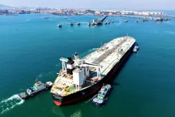 7 Mart’ta Qingdao Limanı’na demirleyen bir petrol tankeri (AFP)