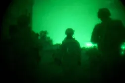 İsrail'e ait kendinden tahrikli bir obüs, sınır yakınlarında bulunan kuzey İsrail'deki Yukarı Celile bölgesinden güney Lübnan'a doğru top atışları yapıyor (AFP)