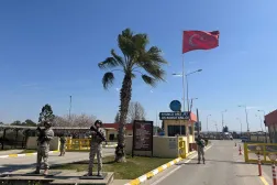 This handout picture taken and released by the Turkish Ministry of National Defense press office on March 12, 2026 shows Turkish soldiers waiting in front of Incirlik military base in Adana. (Turkish Defense Ministry / Turkish Ministry of National Defense / AFP) 