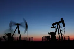 Fransa’nın Paris yakınlarındaki Vaudoy-en-Brie kasabasında gün batımında çalışan petrol pompaları (Reuters)