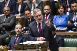 رئيس الوزراء البريطاني كير ستارمر يتحدّث في مجلس العموم يوم 18 مارس (د.ب.أ)