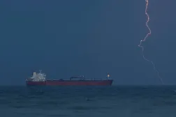 ناقلة النفط «راريتي» ترسو في ميناء السلطان قابوس بمسقط (رويترز)