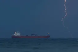 Rarity adlı petrol tankeri, Maskat’taki Sultan Kabus Limanı’na demirliyor (Reuters)