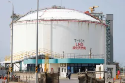 Tayvan’daki Guantang sıvılaştırılmış doğalgaz (LNG) alım istasyonunun girişinde bekleyen bir güvenlik görevlisi (Reuters)