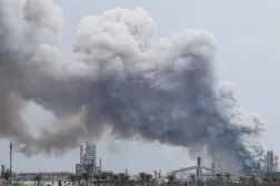 9 Mart 2026 tarihinde Bahreyn’in Sitre Adası’ndaki BAPCO petrol rafinerisini hedef alan hava saldırısının ardından yükselen duman (Reuters)