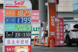 Seul’deki bir benzin istasyonunda gösterilen yakıt fiyatları (EPA)