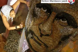 Rusya Devlet Başkanı Vladimir Putin'in Ukrayna'nın doğu cephesinden getirilen 5 bin mermiyle yapılmış, "Savaşın Yüzü" başlıklı portresi, Kiev, 23 Temmuz 2015 (Reuters)