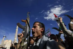 Sana'da İran'la dayanışma gösterisi düzenleyen Husi militanları (EPA)