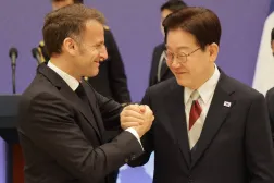 French President Emmanuel Macron (L) shakes hands with South Korean President Lee Jae-myung (R) prior to a toast during a state lunch in Seoul on April 3, 2026. (AFP) 