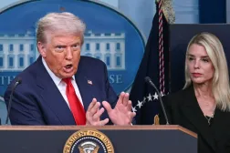 ABD Başkanı Donald Trump, Beyaz Saray'da düzenlediği basın toplantısı sırasında (AFP)