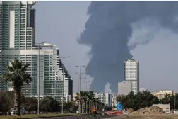 Birleşik Arap Emirlikleri'nin Fuceyre emirliğinin üzerinde duman yükseliyor (AFP)