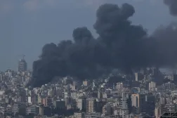 سحب كثيفة من الدخان فوق بيروت بعد الهجمات الإسرائيلية (إ.ب.أ)