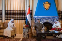 Bahrain’s King Hamad bin Isa Al Khalifa and UAE President Sheikh Mohamed bin Zayed Al Nahyan meet in Manama on Monday. (BNA)