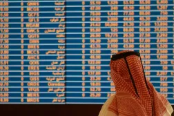Katar borsasındaki hisse senedi hareketlerini takip eden bir yatırımcı (Reuters)