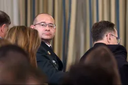 رومان غوفمان يحضر مؤتمراً صحافياً لترمب ونتنياهو في البيت الأبيض العام الماضي (رويترز)