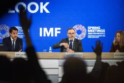 غورينشاس يتحدث خلال مؤتمر صحافي لعرض تقرير «آفاق الاقتصاد العالمي» في واشنطن (إ.ب.أ)