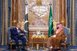 ولي العهد السعودي الأمير محمد بن سلمان مستقبلاً رئيس الوزراء الباكستاني محمد شهباز شريف في جدة الأربعاء (واس)