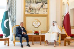 أمير قطر، الشيخ تميم بن حمد آل ثاني، ورئيس الوزراء الباكستاني محمد شهباز شريف (قنا)