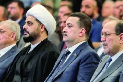 رئيس الحكومة محمد السوداني يتوسط نوري المالكي وقيس الخزعلي خلال اجتماع في بغداد (أرشيفية - أ.ف.ب)