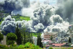 الدخان يتصاعد بعد غارة إسرائيلية على النبطية في جنوب لبنان أمس (رويترز)