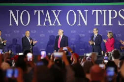 Trump, Nevada, Las Vegas'ta "Bahşiş Vergisi Kaldırma Yasası"nı tanıtmak amacıyla düzenlenen bir toplantı sırasında (EPA)