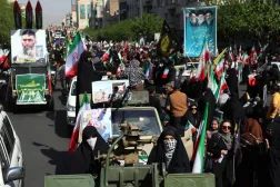 مَسيرة في طهران بمشاركة نسائية كبيرة لتكريم ضحايا الحرب (أ.ف.ب)