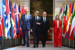 Fransa Cumhurbaşkanı Emmanuel Macron ve Birleşik Krallık Başbakanı Keir Starmer, 6 Ocak’ta Paris’teki Elysee Sarayı’nın girişinde (DPA)