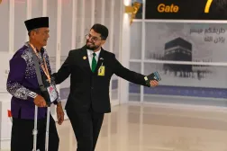 تعمل مبادرة «طريق مكة» على إنهاء إجراءات الحجاج في بلدانهم بكل يسر وسهولة (واس)