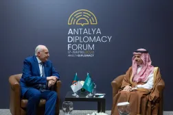 الأمير فيصل بن فرحان وزير الخارجية السعودي خلال لقائه نظيره الجزائري أحمد عطّاف (واس)