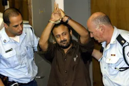 Marwan Barghouti waves as Israeli police bring him to court for a sentencing hearing in Tel Aviv, May 20, 2004. (Reuters)
