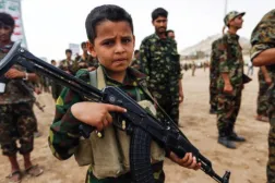 اتهامات للحوثيين بإعداد الأطفال ذهنياً للقتال من خلال تحريف المناهج (أ.ف.ب)