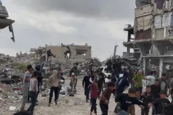 Gazze Şeridi’nin güneyindeki Han Yunus’ta İsrail destekli çetelerle yaşanan çatışmaların ardından Filistinliler, Gazze’deki silahlı gruplara mensup savaşçılarla birlikte, 20 Nisan 2026 (Reuters tarafından yayınlanan videodan alınan ekran görüntüsü)