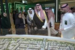 Suudi Arabistan Olimpiyat Komitesi Başkan Yardımcısı Prens Fahd bin Celvi, gelecekteki spor projelerinin maketlerini inceliyor. (Fotoğraf: Beşir Salih)