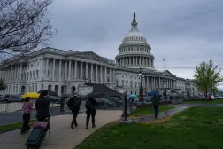 عابرون قرب مبنى الكونغرس (رويترز)