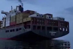 صورة لسفينة شحن تحمل حاويات قالت السلطات الإيرانية إنها كانت تحاول عبور مضيق هرمز (أ.ف.ب)