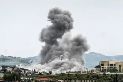 Güney Lübnan'daki Nabatiye el-Fevka'yı hedef alan İsrail hava saldırıları sonucu dumanlar yükseliyor (AFP)