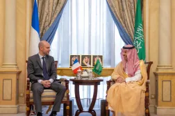 الأمير فيصل بن فرحان خلال استقباله جان نويل بارو في الرياض (واس) 