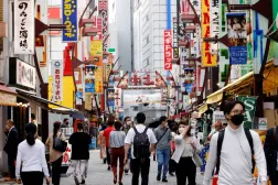 İnsanlar, Japonya’nın Tokyo kentinde Ameyoko ticari bölgesinde dolaşıyor (Reuters)