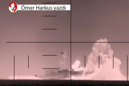 ABD Savunma Bakanlığı'nın 4 Mart 2026'da yayımladığı videodan bir kare. Görüntüde ABD Donanması’na ait bir denizaltıya ait periskop dürbününden, Hint Okyanusu'nda bir İran savaş gemisinin ateş edilerek batırıldığı an görülüyor (AFP)