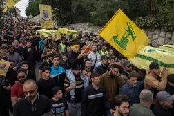 Lübnan'ın güneyinde bazı Hizbullah üyelerinin ve sivillerin cenaze töreninde taşınan Hizbullah bayrakları (Reuters)