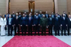 Suriye hükümetinin açıklanması sırasında Cumhurbaşkanı Şara ve bakanların çekilmiş bir hatıra fotoğrafı, Mart 2025 (Suriye Cumhurbaşkanlığı)