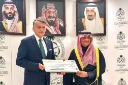 Saudi Prince Mansour bin Khaled bin Farhan, Ambassador of Saudi Arabia to Jordan, hands UNRWA’s Acting Commissioner-General, Christian Saunders a cheque of $ 2 million as the Kingdom’s annual contribution to UNRWA (Saudi Embassy in Jordan) 