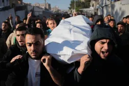 
فلسطینی‌ها پیکر یک فلسطینی کشته‌شده در حمله اسرائیل را حمل می‌کنند (آسوشیتدپرس)
